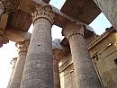 Egypt, apríl 2013, mohutné stĺpy v chráme Kom Ombo