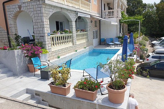 Apartmány s bazénom pre rodiny Dramalj, Crikvenica