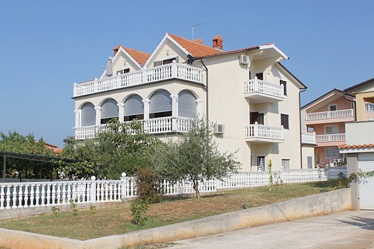Apartmány s parkoviskom Novigrad (2)