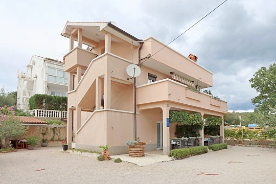 Apartmány s parkoviskom Kornić, Krk (3)
