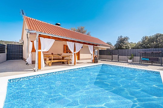 Dom s bazénom pre rodinu Sukosan, Zadar