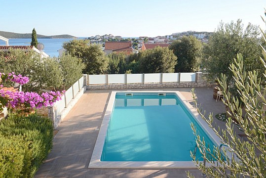 Apartmány s bazénom pri mori Sevid, Trogir