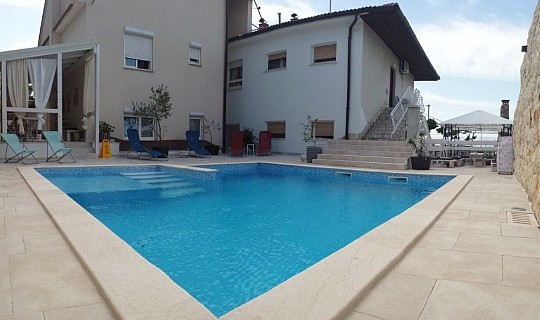 Apartmány s bazénom pre rodiny Novi Vinodolski (2)