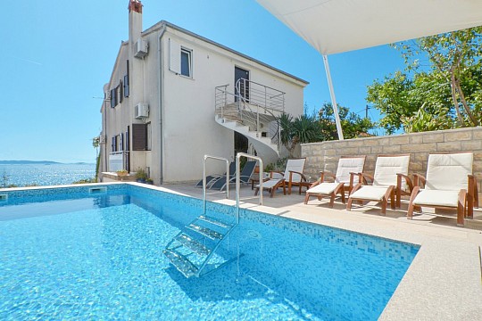 Apartmány s bazénom pri mori Seget Vranjica, Trogir