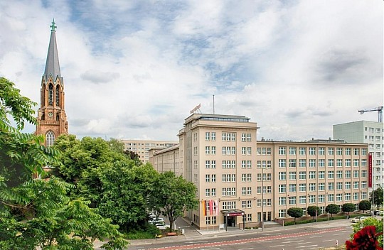 Leonardo Royal Hotel Berlin Alexanderplatz, Berlín - vlakem