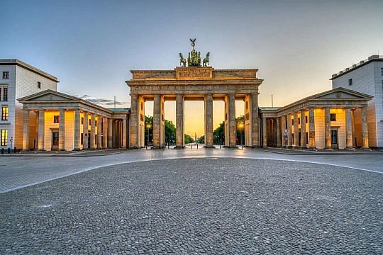 Hotel Titanic, Berlín, vlakem