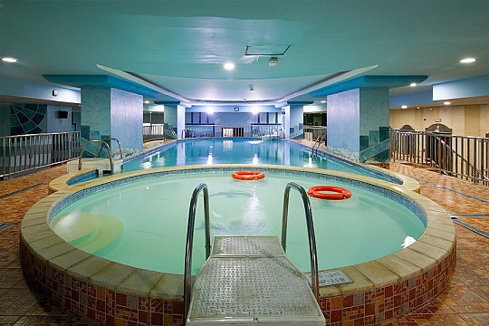 AL BUSTAN TOWER HOTEL SUITES (5)